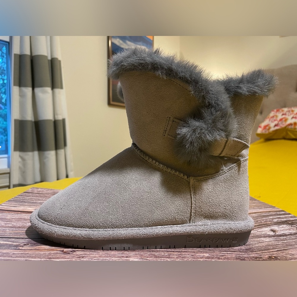 Big Kids Size 3 Bear Paw Faux Fur Lined Boots NWT